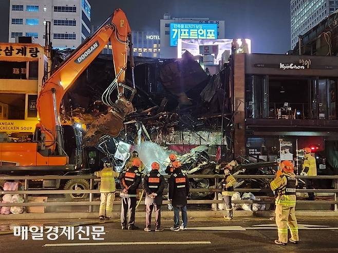 화재가 발생한 서울 중구 북창동 식당 건물. [조병연 기자]