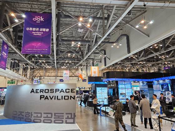 25일 'DSK 2026' 행사장에 마련된 우주항공 공동관. /부산=박기영 기자 pgys@