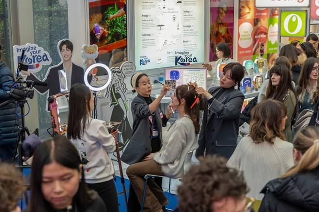 2026 밀라노·코르티나담페초 동계올림픽 기간 대한체육회와 문화체육관광부가 함께 운영한 코리아하우스가 현지에서 큰 호응을 받았다. 사진은 코리아하우스에서 진행된 K뷰티 체험 현장의 모습. /사진=대한체육회 제공