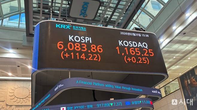 향후 주도주로는 반도체 종목과 함께 AI 파생 테마 및 산업재 등이 선정됐다. 사진은 25일 종가가 표시되는 한국거래소 전광판. /사진=염윤경 기자