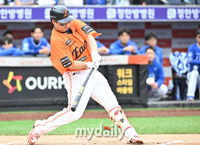 18일 오후 대전광역시 중구 대전 한화생명볼파크에서 진행된 '2025 프로야구 KBO리그 포스트시즌' 플레이오프(PO) 1차전 한화이글스와 삼성라이온즈의 경기. 한화 노시환이 1회말 2사 1루서 안타를 치고 있다./마이데알리