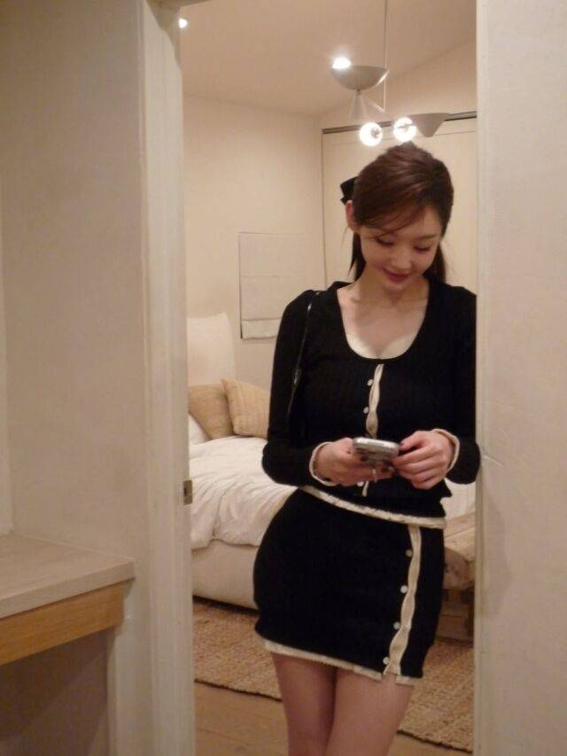 강민경이 감각적인 스타일링으로 눈길을 끌었다. / 강민경 SNS