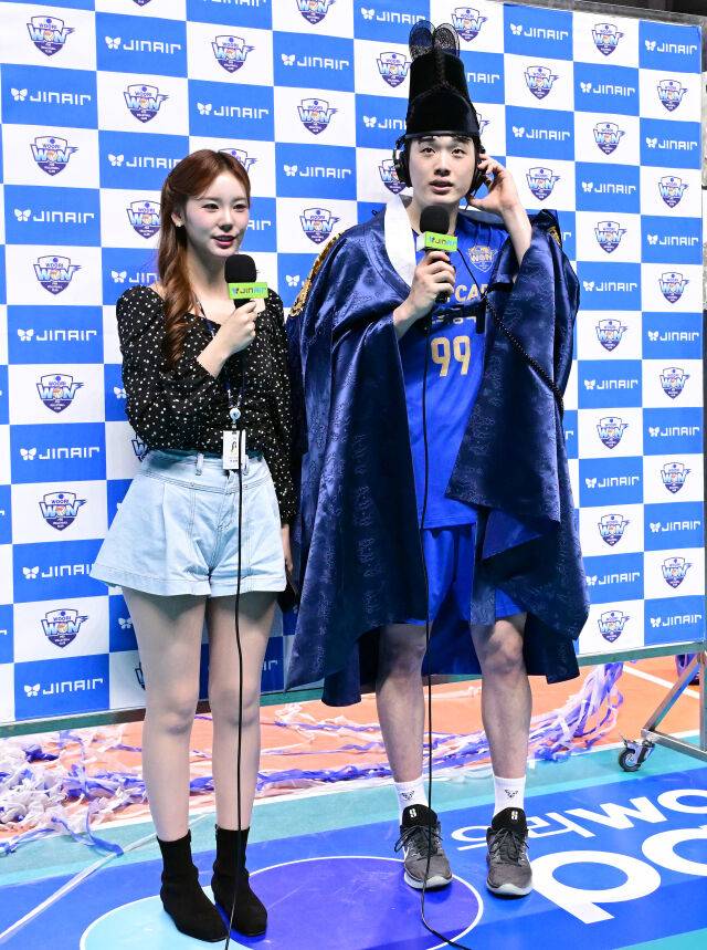 우리카드 김지한이 곤룡포를 입고 승리 인터뷰를 하고 있다 / 한국배구연맹(KOVO)