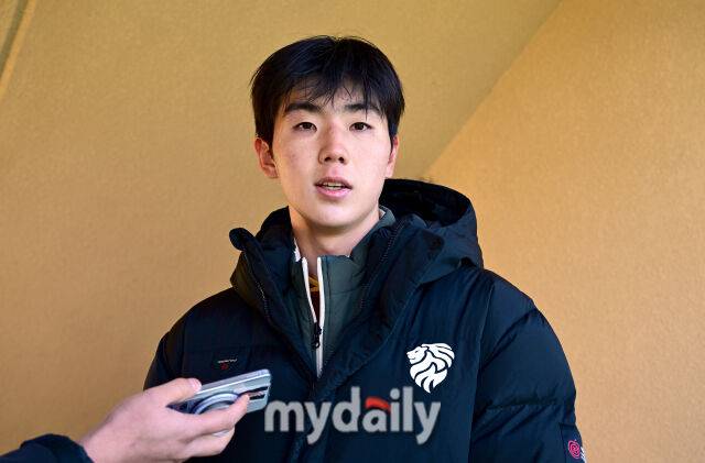 2026년 2월 9일 경상남도 통영산양스포츠파크에서 ' '약속의 땅 통영, 제62회 춘계대학축구연맹전' 인천대학교와 경희대학교의 경기가 열렸다.4-2로 승리한 경희대 주장 장하윤이 인터뷰를 하고 있다./마이데일리 DB