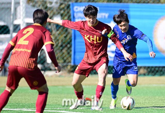 2026년 2월 9일 경상남도 통영산양스포츠파크에서 ' '약속의 땅 통영, 제62회 춘계대학축구연맹전' 인천대학교와 경희대학교의 경기가 열렸다.경희대 장하윤이 수비하고 있다./통영공설운동장=유진형 기자