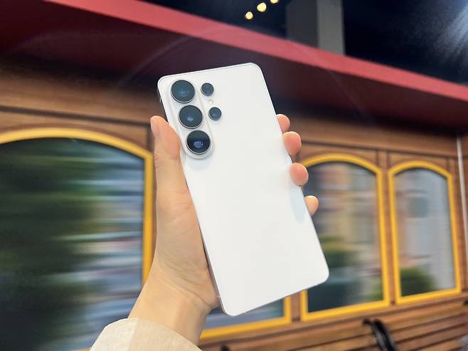 삼성전자가 25일(현지시간) 미국 샌프란시스코 팰리스 오브 파인 아트에서 공개한 갤럭시S26 울트라. [박혜림 기자/rim@]