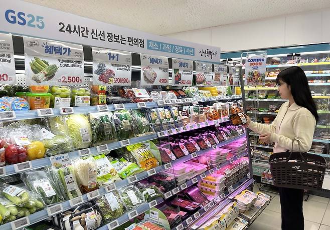 편의점 GS25가 1인 가구를 위한 장보기 상품 라인업 확대에 나섰다. 한 고객이 지난 1월 출시된 소포장 양념육 상품을 살펴보고 있다. [GS리테일 제공]