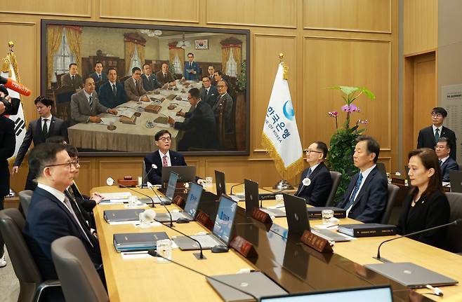 이창용(가운데) 한국은행 총재를 비롯해 한은 금융통화위원들이 26일 오전 한은 본관에서 열린 금통위에 모여있다. [한국은행 제공]