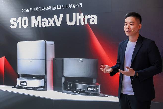 서니 호(Sunny Ho) 로보락 아시아태평양 제품 전략 매니저가 26일 서울 성수동 코사이어티에서 열린 ‘2026 신제품 론칭쇼’에서 신제품 ‘S10 맥스V 울트라’(왼쪽)를 소개하고 있다. [로보락 제공]