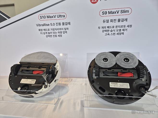 로보락은 26일 서울 성수동 코사이어티에서 열린 ‘2026 신제품 론칭쇼’에서 신제품 ‘S10 맥스V 울트라’(왼쪽)를 공개했다. 반원 형태의 물걸레 패드의 움직이는 영역은 전작보다 27% 더 넓어졌고 바닥을 누르는 압력은 1.75배 강화됐다. 김현일 기자