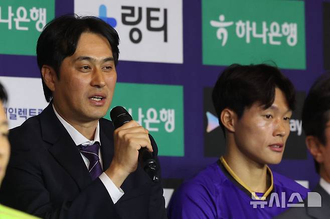 [서울=뉴시스] 권창회 기자 = 유병훈 FC안양 감독이 25일 서울 서대문구 스위스그랜드호텔에서 열린 2026 K리그1 개막 미디어데이에서 올시즌 각오를 밝히고 있다. 2026.02.25. kch0523@newsis.com