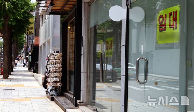 [서울=뉴시스] 박주성 기자 = 19일 강남구 신사동 가로수길에 '임대 문의' 안내문이 붙어 있다.  글로벌부동산컨설팅사 쿠시먼앤드웨이크필드(C&W) 코리아에 따르면 올 1분기 가로수길의 공실률은 41.6%. 서울 6대 상권 중 가장 높은 수준이다. 2025.06.19. park7691@newsis.com