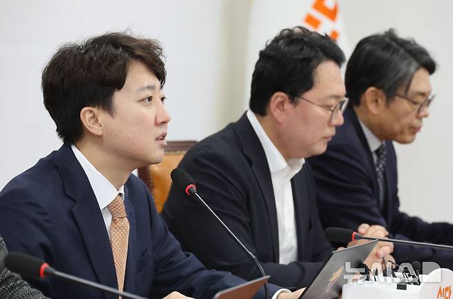 [서울=뉴시스] 김금보 기자 = 이준석 개혁신당 대표가 지난 9일 오전 서울 여의도 국회에서 열린 최고위원회의에서 발언을 하고 있다. 2026.02.09. kgb@newsis.com