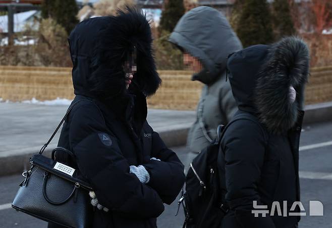 [서울=뉴시스] 최진석 기자 = 서울 종로구 세종대로 사거리에서 시민들이 출근길 발걸음을 재촉하고 있다. 2026.01.28. myjs@newsis.com