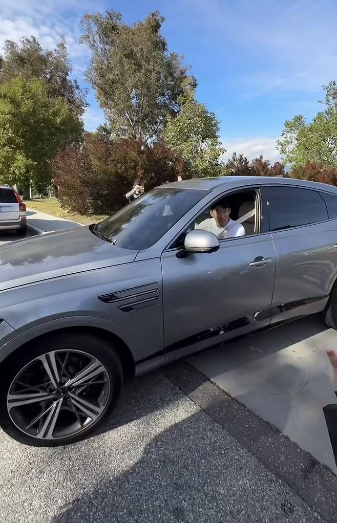 [뉴시스] 손흥민이 제네시스 'GV80 쿠페'를 직접 운전하는 모습. (사진=스레드 캡처) *재판매 및 DB 금지