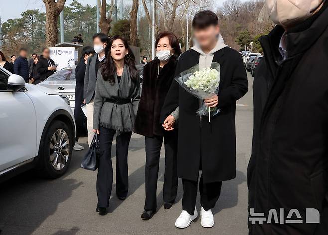 [서울=뉴시스] 조성우 기자 = 이부진(왼쪽) 호텔신라 사장과 홍라희 리움미술관 명예관장이 26일 서울 관악구 서울대학교에서 열린 2026학년도 입학식에서 이 사장의 장남 임동현 군의 입학을 축하하고 있다. 2026.02.26. xconfind@newsis.com