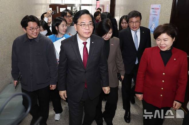 [서울=뉴시스] 조성봉 기자 = 송언석 국민의힘 원내대표가 26일 오후 서울 여의도 국회에서 열린 비공개 의원총회에 참석하기 위해 이동하고 있다. 2026.02.26 suncho21@newsis.com