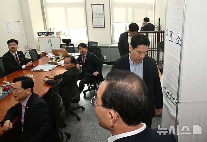 [서울=뉴시스] 김명년 기자 = 국민의힘이 대구·경북(TK) 행정 통합 특별법안 처리에 대한 당의 입장을 26일  전체 TK 국회의원의 투표로 정하기로 해 국민의힘 TK 의원들이 투표를 위해 원내수석부대표실에 모여있다.(공동취재) 2026.02.26. photo@newsis.com