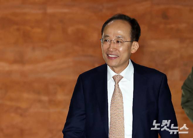 국민의힘 추경호 의원이 8일 오전 국회에서 열린 의원총회에 참석하고 있다. 황진환 기자