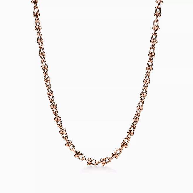 이번 인상으로 티파니 하드웨어 목걸이(옐로우·로즈 골드) 마이크로 사이즈 가격을 1270만 원에서 1450만 원으로 180만 원 올렸다. 티파니 제공