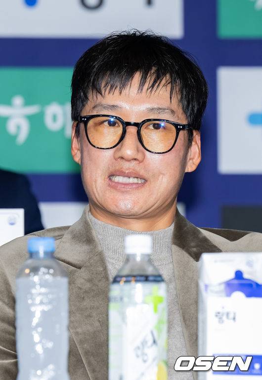 [OSEN=박준형 기자] 25일 서울 서대문구  스위스그랜드 호텔 컨벤션센터에서 하나은행 K리그 2026 개막 미디어데이(2부 K리그2)가 진행됐다.프로축구 K리그 29개 구단이 새 시즌 개막을 앞두고 저마다 당찬 출사표를 던졌다. 수원 삼성 이정효 감독이 생각에 잠겨 있다.  2026.02.25 / soul1014@osen.co.kr