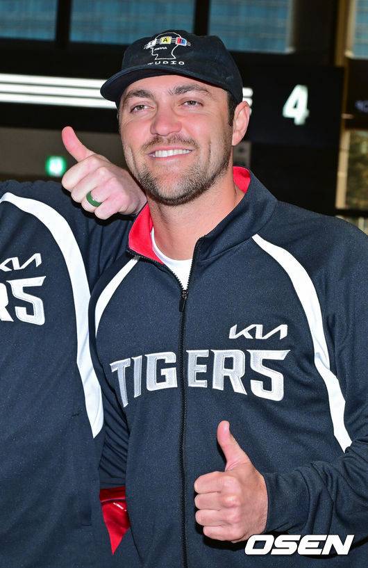 [OSEN=김포공항, 박준형 기자] 2026시즌 스프링캠프 나서는 KIA 코칭스태프와 외국인 선수들이 22일 김포국제공항을 통해 일본 아마미오시마로 출국했다. 지난해 미국 캘리포니아 어바인에서 훈련했던&nbsp;KIA는 일본 가고시마현의 외딴섬인 아마미오시마로 1차 훈련지로 정했다. 심재학 KIA 단장은 “미국에서 훈련해서 원하던 결과를 얻지 못했다”면서 “시차 등을 고려해도 일본이 낫다고 평가했다. 현지 실사를 했을 때 훈련에만 집중하기 딱 좋은 환경이었다”고 밝혔다.&nbsp;KIA 네일이 포즈를 취하고 있다.      2026.01.22 / soul1014@osen.co.kr