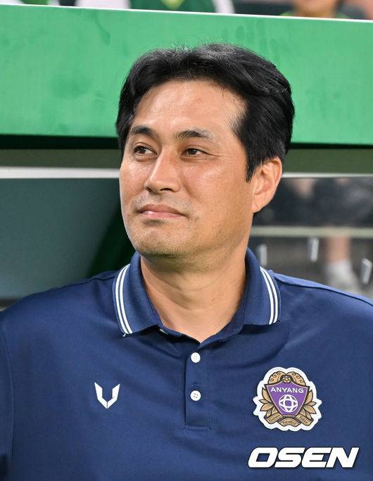 [OSEN=전북, 민경훈 기자] 8일 오후 전주월드컵경기장에서 하나은행 K리그1 2025 25라운드 전북현대와 FC안양의 경기가 열렸다.  이 경기에서 전북은 박진섭의 선제골과 이승우의 결승골이 터져 FC안양을 2-1로 이겼다.&nbsp;무려 21경기 연속 무패(16승5무)를 달린 전북(17승6무2패, 승점 57점)은 압도적 선두를 지켰다. 안양 유병훈 감독이 그라운드를 바라보고 있다. 2025.08.08 / rumi@osen.co.kr