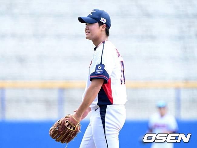 [OSEN=오키나와(일본), 최규한 기자] 2026 WBC(월드베이스볼클래식)를 준비하는 대한민국 야구 대표팀이 26일 일본 오키나와 가데나 야구장에서 프로야구 삼성 라이온즈와 연습경기를 펼쳤다. 야구 대표팀은 오키나와에서 국내 팀들과 6차례 연습경기를 치르며 전력을 끌어올릴 예정이다.6회초 삼성 공격을 무실점으로 막아낸 대표팀 투수 정우주가 더그아웃으로 향하고 있다. 2026.02.26 / dreamer@osen.co.kr