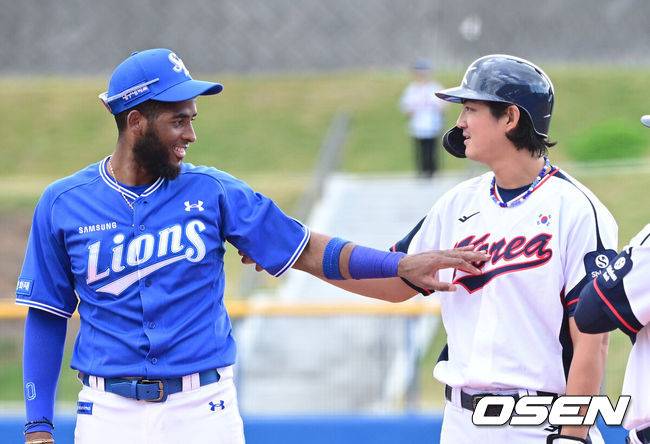 [OSEN=오키나와(일본), 최규한 기자] 2026 WBC(월드베이스볼클래식)를 준비하는 대한민국 야구 대표팀이 26일 일본 오키나와 가데나 야구장에서 프로야구 삼성 라이온즈와 연습경기를 펼쳤다. 야구 대표팀은 오키나와에서 국내 팀들과 6차례 연습경기를 치르며 전력을 끌어올릴 예정이다.5회말 출루한 대표팀 구자욱과 삼성 1루수 디아즈가 대화를 나누고 있다. 2026.02.26 / dreamer@osen.co.kr