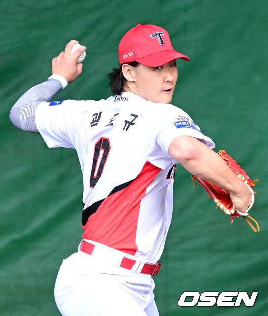 [OSEN=오키나와(일본), 최규한 기자] 프로야구 KIA 타이거즈가 25일 일본 오키나와 킨 베이스볼 스타디움에 스프링캠프를 차리고 구슬땀을 흘렸다.KIA는 이번 오키나와 2차 스프링캠프에서 총 5차례 연습경기를 치르며 전력을 끌어올릴 예정이다.KIA 곽도규가 불펜 피칭을 펼치고 있다. 2026.02.25 / dreamer@osen.co.kr