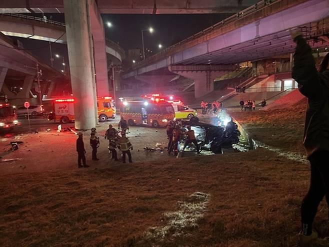 지난 25일 오후 서울 잠수교 북단에 추락한 포르쉐 차량. 연합뉴스