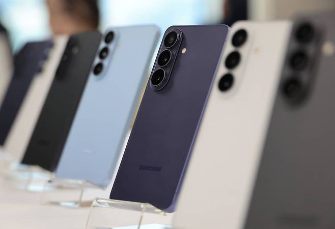 26일 서울 중구 태평로빌딩에서 열린 ‘삼성 갤럭시 언팩 2026’ 행사에 갤럭시 S26, S26플러스, S26울트라 모델이 전시되어 있다. 연합뉴스