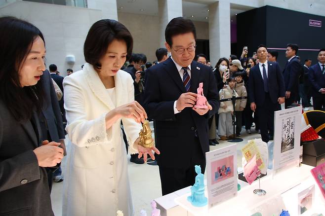 이재명 대통령과 김혜경 여사가 26일 서울 용산구 국립중앙박물관에서 '우리들의 이순신' 특별전 관람을 마친 뒤 박물관상품관에서 기념품을 살펴보고 있다.