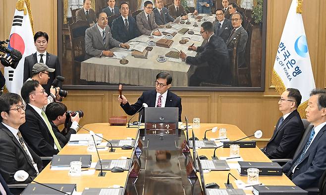 “유례없이 급등한 증시… 변동성 확대 우려” 이창용 한국은행 총재가 26일 서울 중구 한국은행 본관에서 금융통화위원회 본회의를 주재하며 의사봉을 두드리고 있다. 이날 한은은 기준금리를 연 2.50%로 유지해 6연속 동결하고, 올해 실질 국내총생산(GDP) 성장률 전망치를 2.0%로 상향했다. 사진공동취재단
