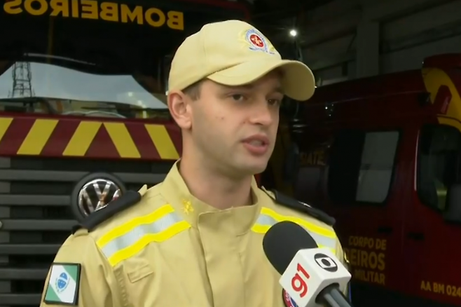 지난 21일(현지시간) 브라질 파라나주 상조르제 공원의 폭포에서 발생한 추락 사망 사고와 관련해 현지 소방대원이 당시 상황에 대해 설명하고 있다. RPC 보도화면 캡처