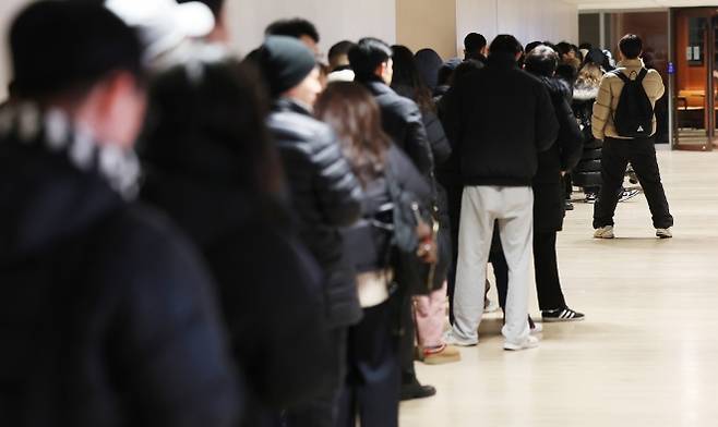 두쫀쿠 열풍 당시 서울 시내 한 매장에서 구매를 위해 시민들이 줄을 서 기다리고 있다. 연합뉴스