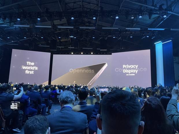 25일(현지 시간) 갤럭시 언팩 2026 행사장에서 울트라 모델의 프라이버시 디스플레이 기능이 소개되자 취재진과 인플루언서들이 카메라를 꺼내들고 있다. 김창영 특파원