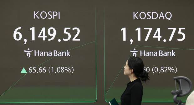 26일 서울 중구 하나은행 본점에서 직원들이 증시와 환율을 모니터하고 있다. 연합뉴스