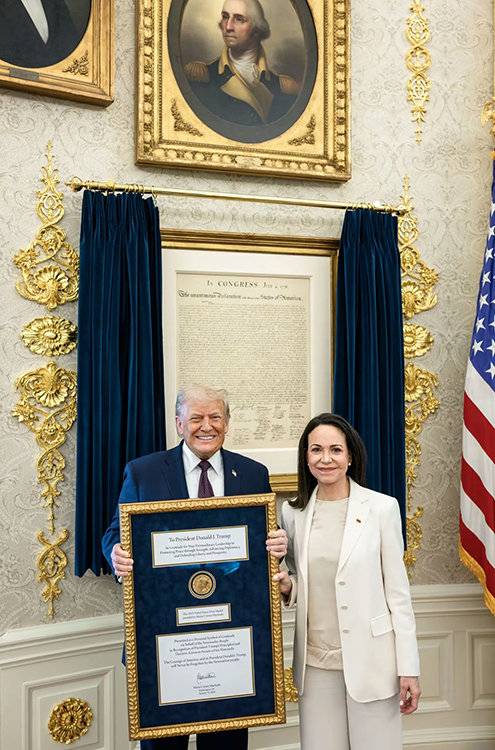 1월 15일(현지 시간) 도널드 트럼프 미국 대통령(왼쪽)이 미 워싱턴 백악관에서 베네수엘라 야권 지도자 마리아 코리나 마차도가 선물한 노벨 평화상 메달을 들고 활짝 웃고 있다. 백악관 X 캡처