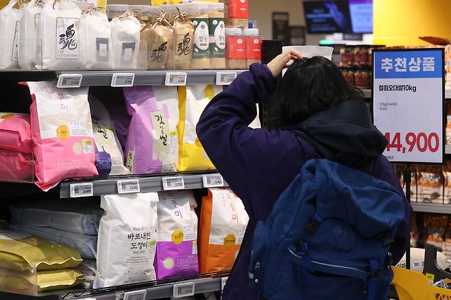 지난 2월3일 서울의 한 대형마트 쌀 판매대에서 시민이 물건을 고르고 있다. ⓒ연합뉴스