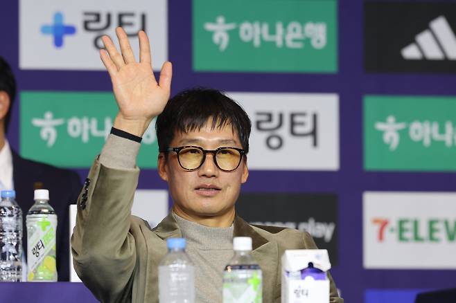 25일 서울 홍은동 스위스그랜드호텔서 열린 K리그 개막 미디어데이서 K리그2 17개 구단 사령탑들은 이정효 감독(사진)이 이끄는 수원 삼성을 우승 후보로 지목됐다. 뉴시스