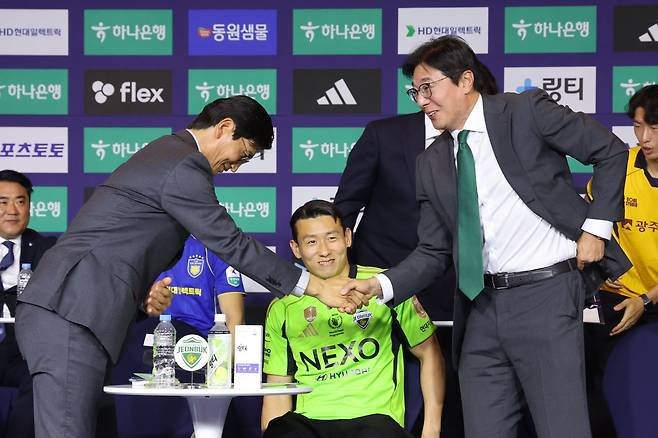 황선홍 대전하나시티즌 감독(오른쪽)과 정정용 전북 현대 감독이 24일 서울 서대문구 스위스그랜드호텔서 열린 ‘하나은행 K리그 2026 개막 미디어데이’에서 악수를 나누고 있다. 뉴시스