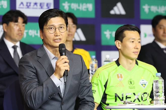 전북 현대 정정용 감독(왼쪽)이 주장 김태환과 함께 참석한 24일 서울 서대문구 스위스그랜드호텔서 진행된 ‘하나은행 K리그 2026 개막 미디어데이’에서 소감을 밝히고 있다. 뉴시스