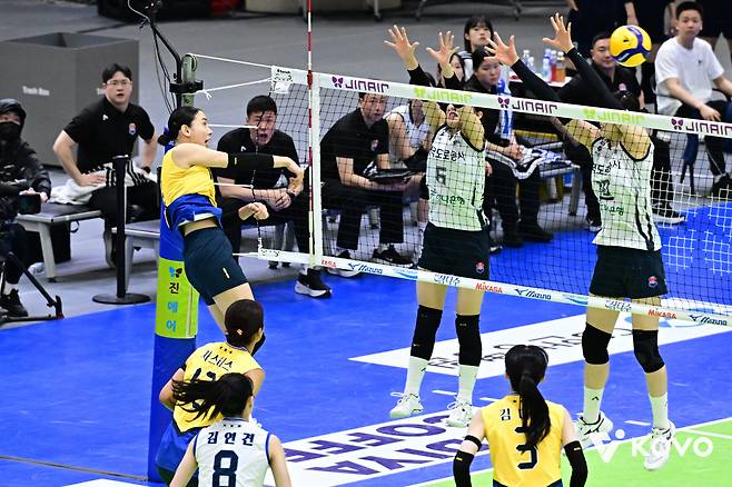 현대건설 이예림이 24일 경기도 수원체육관에서 열린 V리그 여자부 한국도로공사전에서 스파이크하고 있다.  KOVO 제공