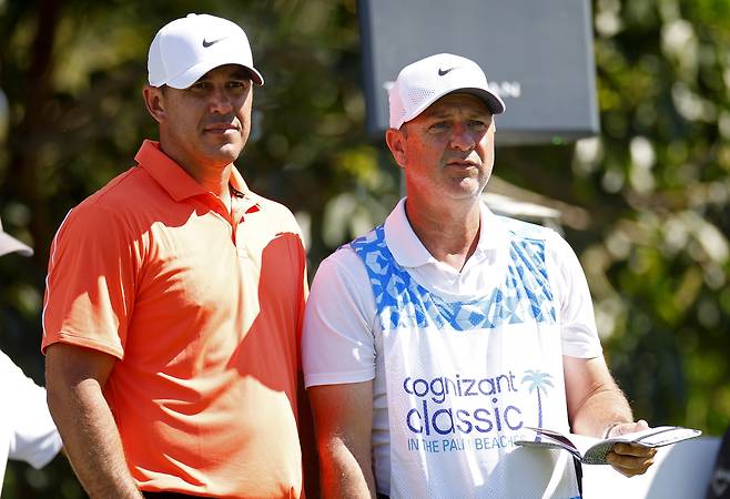 브룩스 켑카(왼쪽)가 26일 PGA 투어 코그니전트 클래식 개막을 앞두고 열린 연습 라운드 도중 캐디와 함께 코스를 바라보고 있다.
