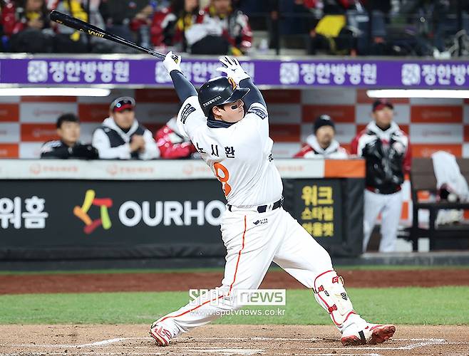 ▲ 무라카미의 성공 여부는 2026년 시즌 뒤 메이저리그 진출 가능성을 열어둔 노시환의 값어치 산정에도 영향을 줄 수 있다 ⓒ곽혜미 기자