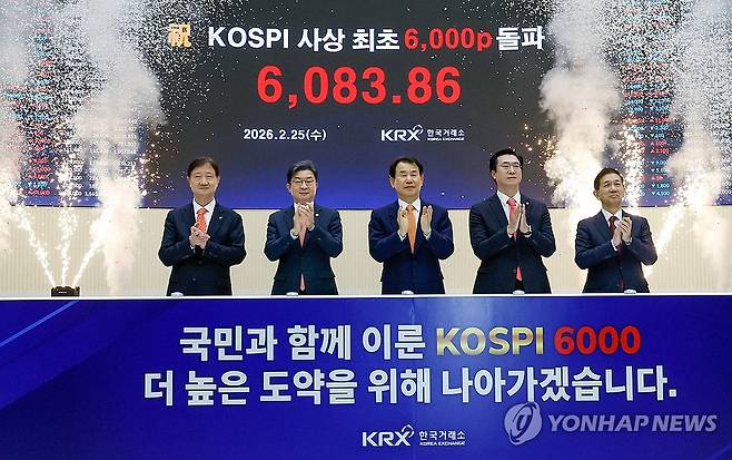코스피 6000포인트 돌파 (서울=연합뉴스) 한종찬 기자 = 이찬진 금융감독원장, 이억원 금융위원장, 정은보 한국거래소 이사장을 비롯한 참석자들이 25일 서울 여의도 한국거래소에서 코스피 6000포인트 돌파 기념 세리머니를 펼치고 있다. 2026.2.25 [공동취재] saba@yna.co.kr