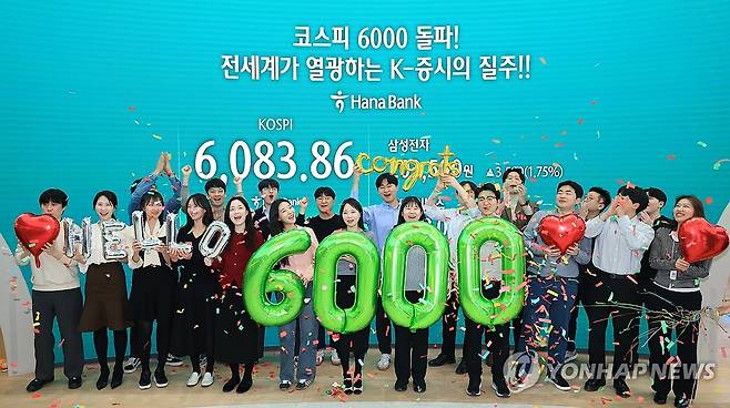 육천피 돌파 (서울=연합뉴스) 서명곤 기자 = 코스피가 사상 처음으로 6,000을 돌파해 거래를 마친 25일 서울 중구 하나은행 딜링룸에서 딜러들이 기념 세리머니를 하고 있다. 2026.2.25 [공동취재] seephoto@yna.co.kr