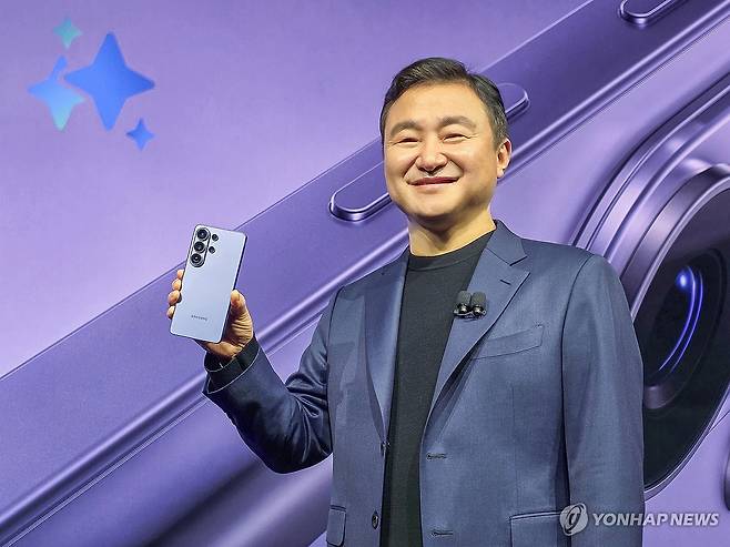 '갤럭시 S26 시리즈' 소개하는 삼성전자 노태문 대표이사 (서울=연합뉴스) 노태문 삼성전자 대표이사 사장이 미국 샌프란시스코 '팰리스 오브 파인 아트'에서 3세대 AI폰 '갤럭시 S26 시리즈'를 소개하고 있다. 2026.2.26 [삼성전자 제공. 재판매 및 DB 금지] photo@yna.co.kr