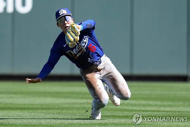 외야 수비 펼치는 김혜성 [AP=연합뉴스]